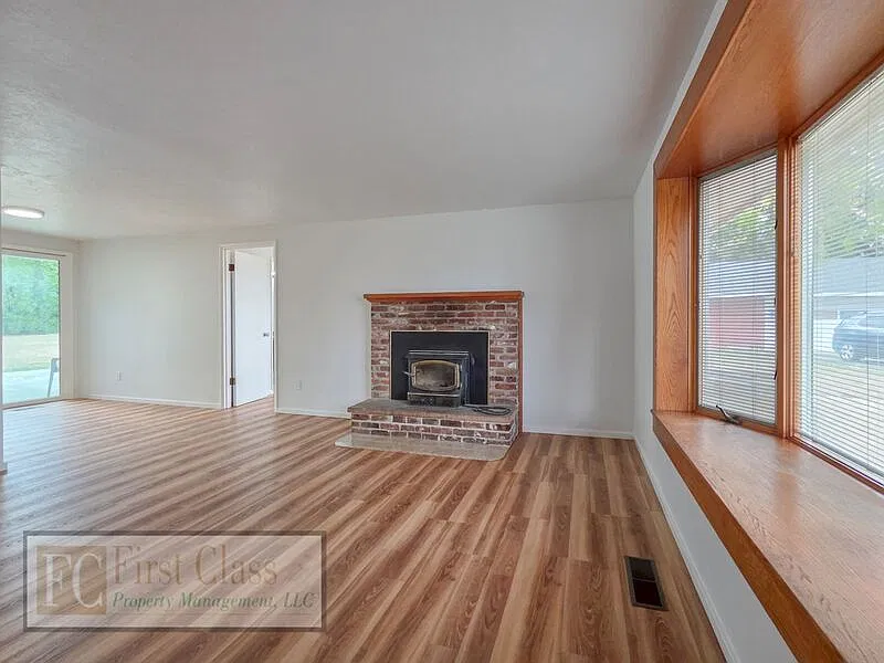 3 bed, 2.0 bath, 1959 sqft, $2,895 — Photo 3