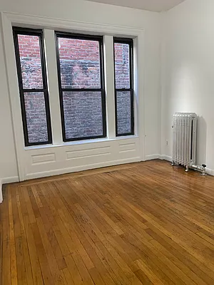 Rented by M.Grossman R.E. Management | media 10