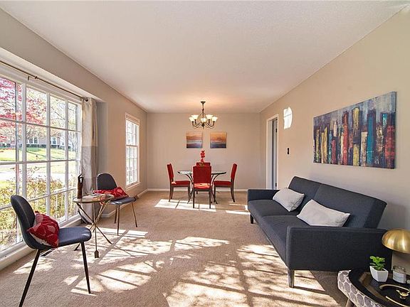 2nd image of 9928 Oakridge Dr