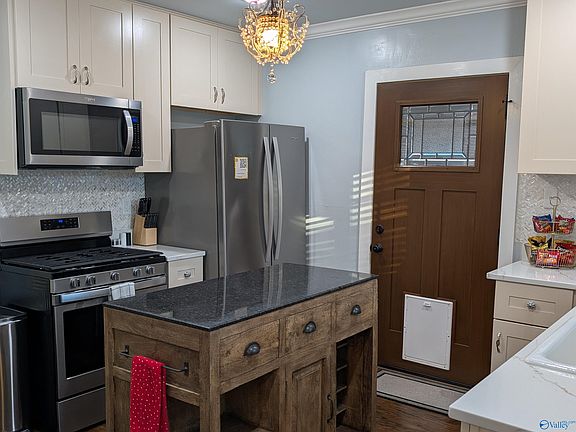 2nd image of 109 W Lelia St