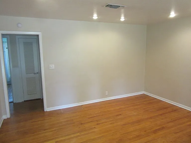 2509 S 25th St — Photo 2