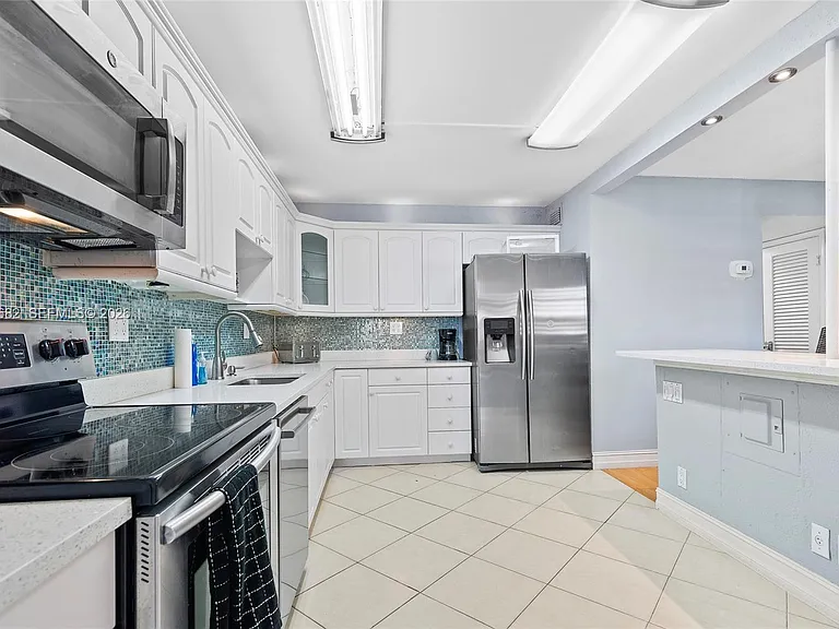2424 NE 9th St #207 — Photo 11
