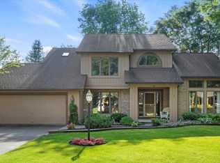 11 S Village Trl, Fairport, NY