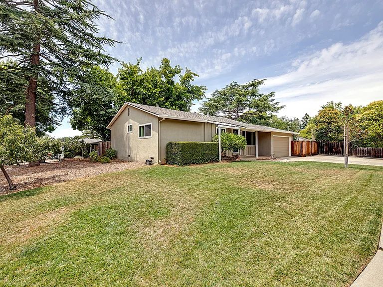 1159 Madrone Way — Photo 3