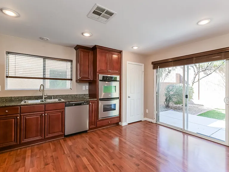 10012 Pelham Park Ave — Photo 7
