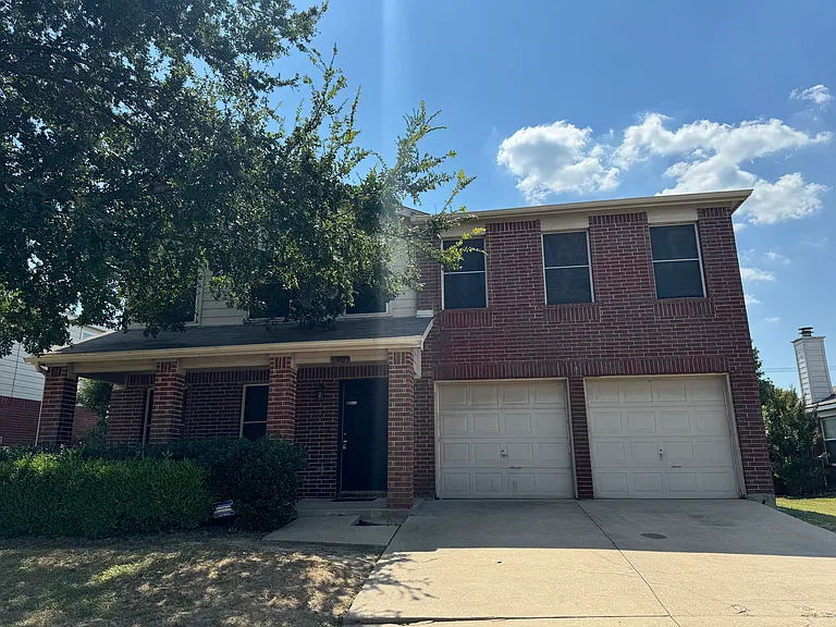 2421 Hampton Dr — Photo 1