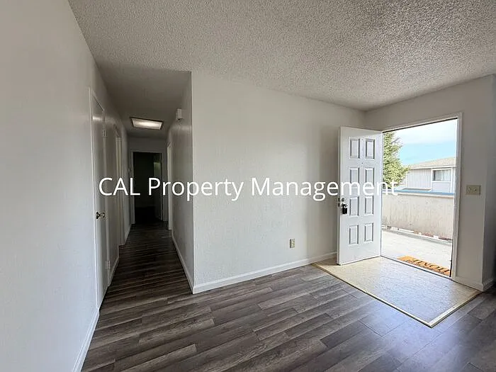 3 bed, 1.5 bath, 986 sqft, $3,295 — Photo 3