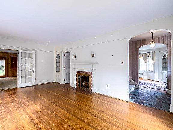 3rd image of 227 E Grattan St