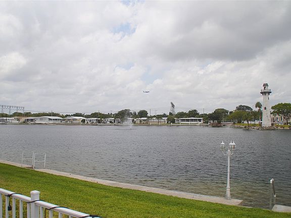 2nd image of 2901 Lakeshore Drive