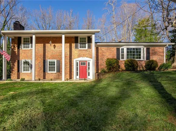 1915 Rolling Green Ct, Pfafftown, NC 27040