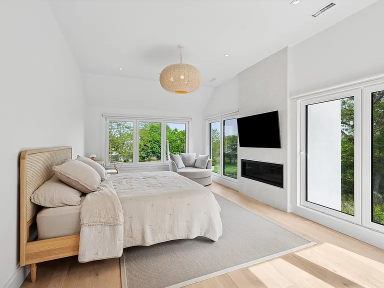 28 Canoe Place Rd — Photo 21