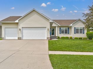 120 N Sandy Ridge Ct, Hiawatha, IA 52233