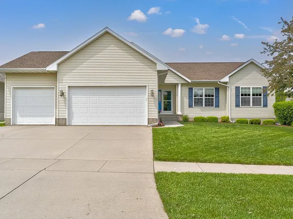 120 N Sandy Ridge Ct, Hiawatha, IA 52233