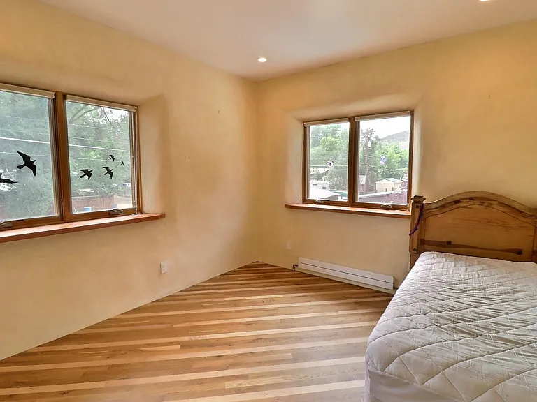 345 Niagara Ave — Photo 12