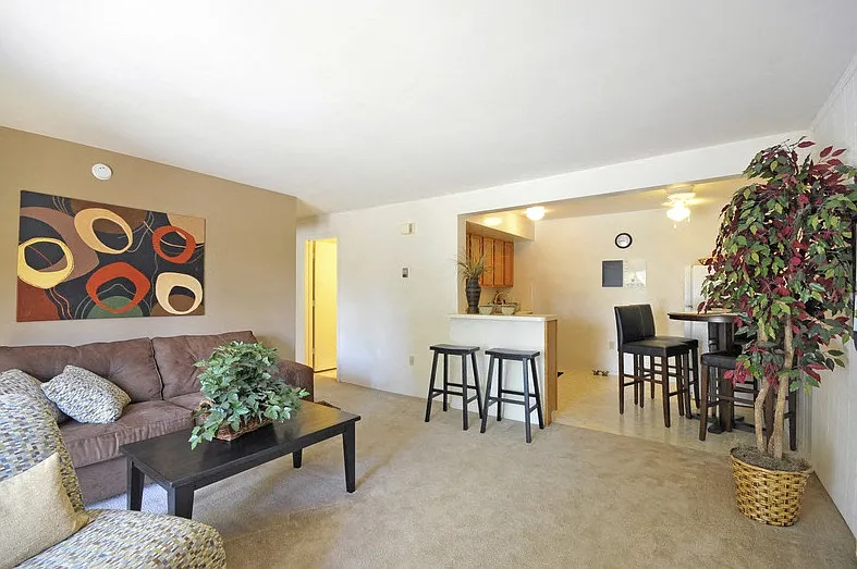 Four Seasons Apartments — Photo 3