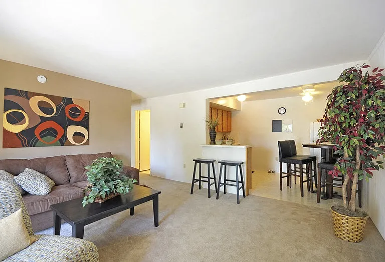 Four Seasons Apartments — Photo 3