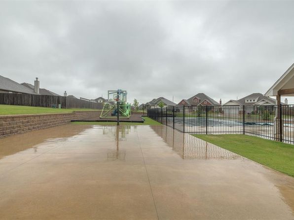 9304 NW 89th St, Yukon, OK 73099