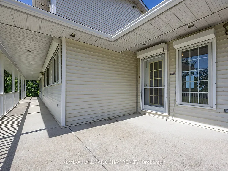 2653 Leonard St — Photo 7