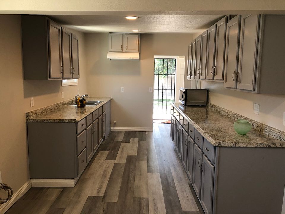 Kitchen with ton of cabinets. There is a GAS stove there