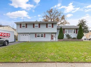 27 Princeton Dr, Middlesex, NJ 08846