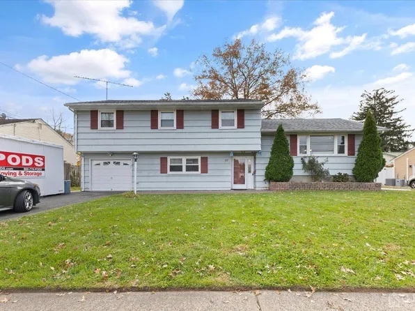 27 Princeton Dr, Middlesex, NJ 08846