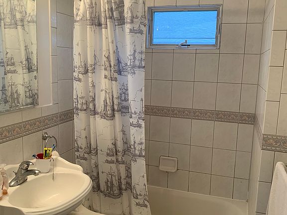 3rd image of 176 Canfield Ave Floor 3