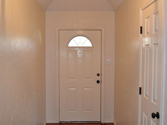 4th image of 3225 Maplewood Dr