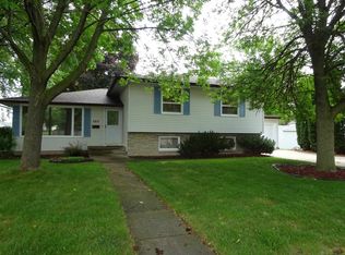 305 Kamps Ct, Combined Locks, WI 54113