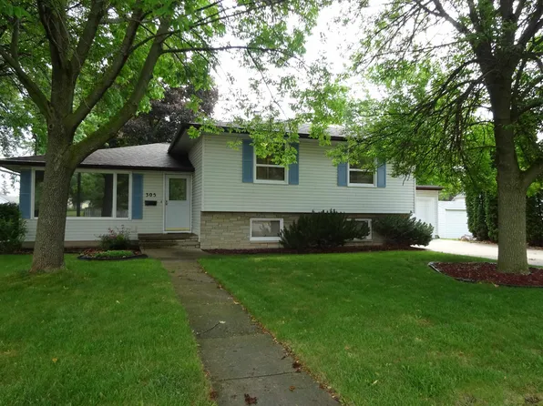 305 Kamps Ct, Combined Locks, WI 54113