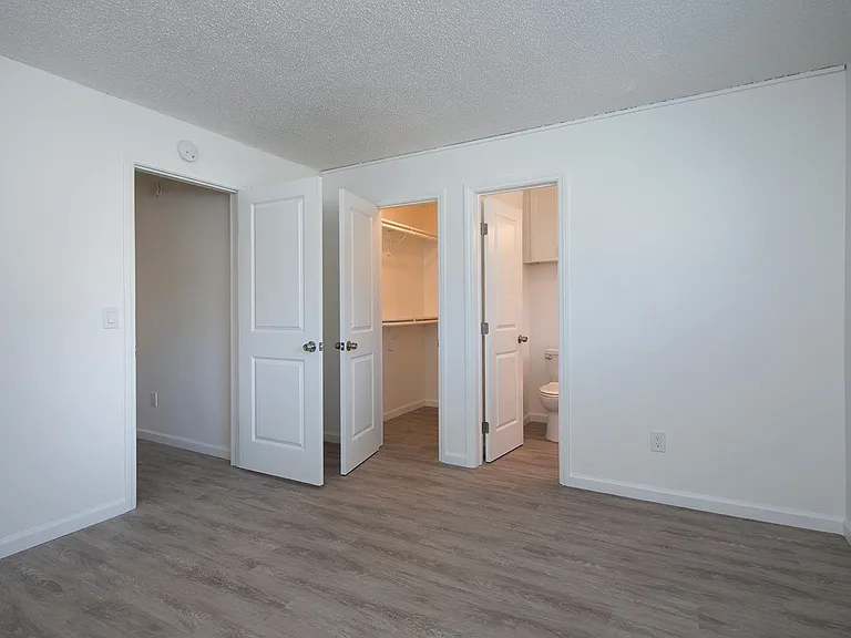 Aztec Pacific Apartments — Photo 73