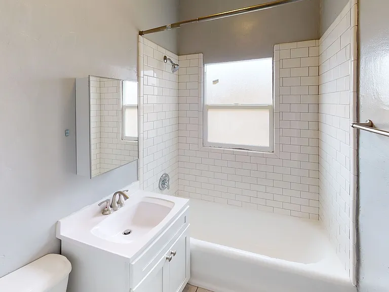 CT2 - Catalina Apts — Photo 10