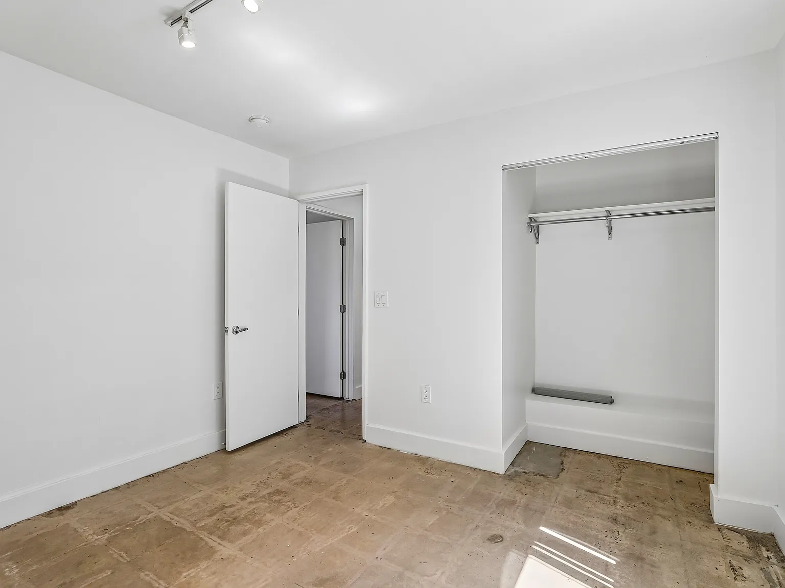 2 bed, 900 sqft, $2,800 — Photo 4
