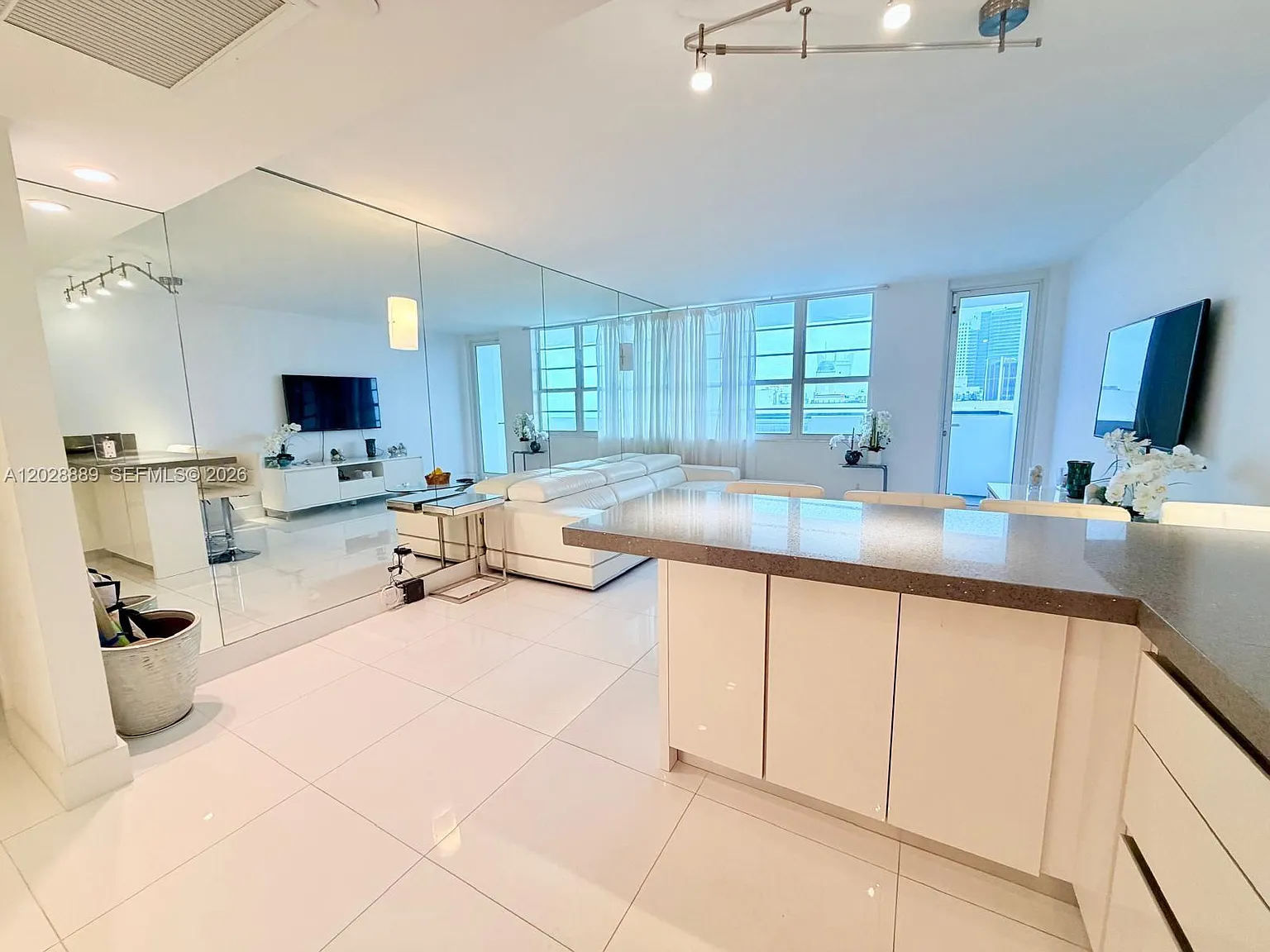 The Decoplage Condo — Photo 2