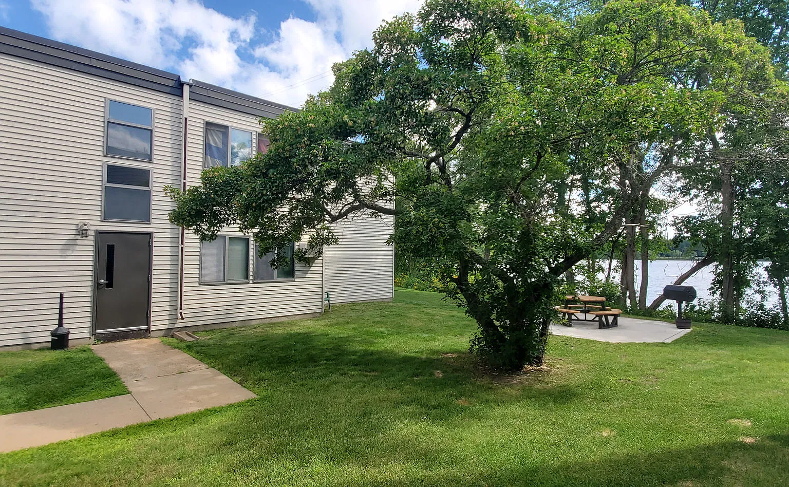 Lakeside Manor Apartments — Photo 1
