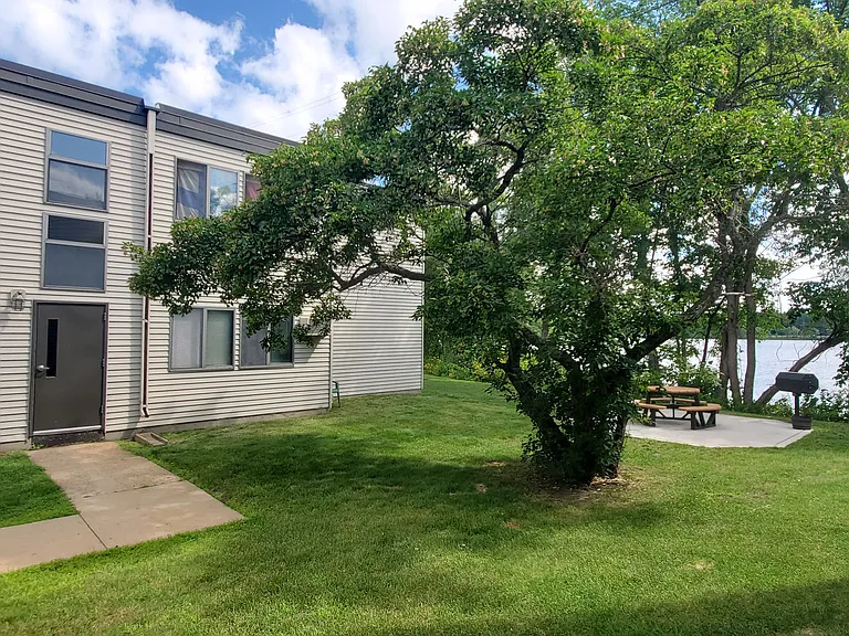 Lakeside Manor Apartments — Photo 1