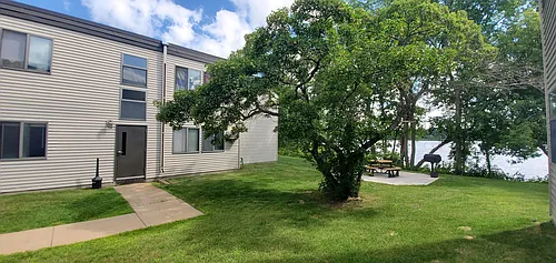 Lakeside Manor Apartments Photo 1