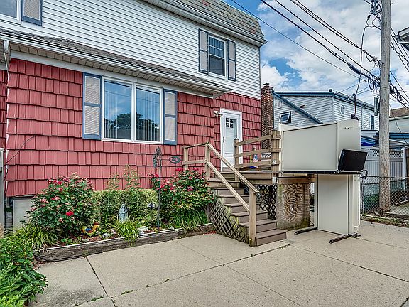 5th image of 28 Lois Ave