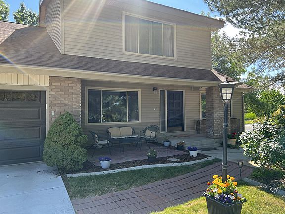 2nd image of 850 Lakeview Dr