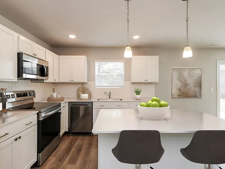 137 W Mason St — Photo 7