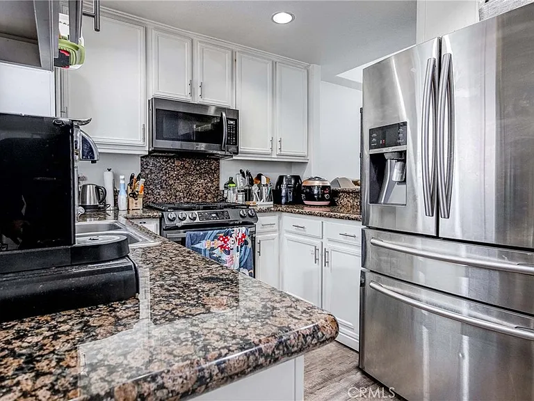 532 N Mariposa Ave #104 — Photo 8