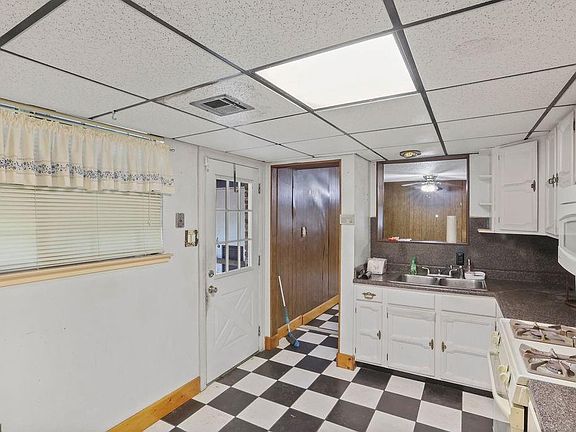 5th image of 818 Waltham St