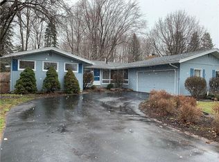 266 Pine Valley Dr, Rochester, NY 14626