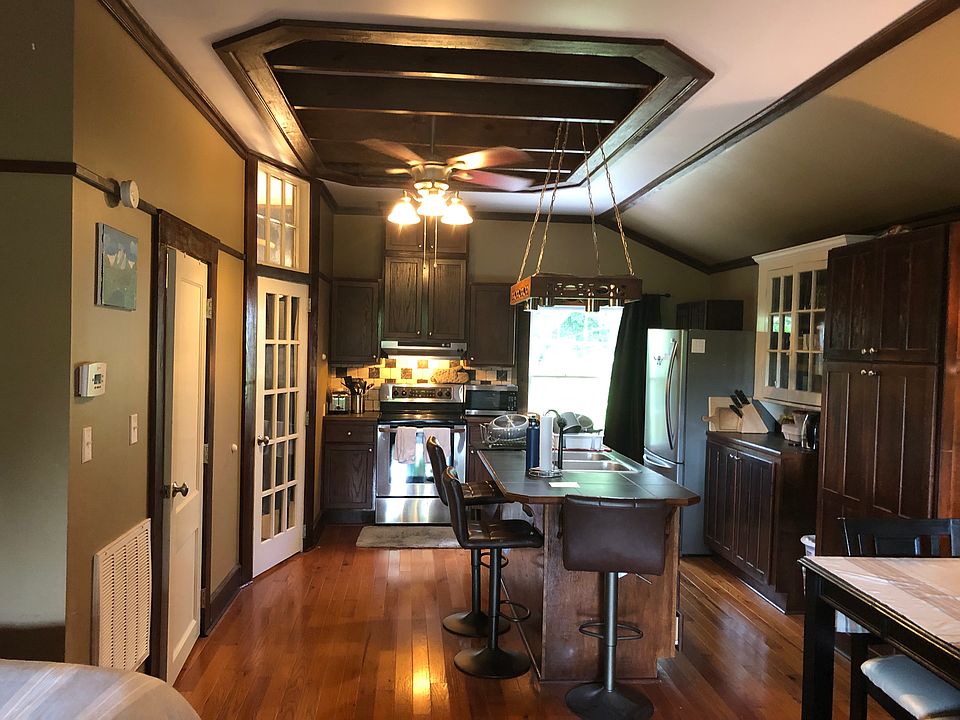 Vaulted tray ceilings with immaculate hardwood floors