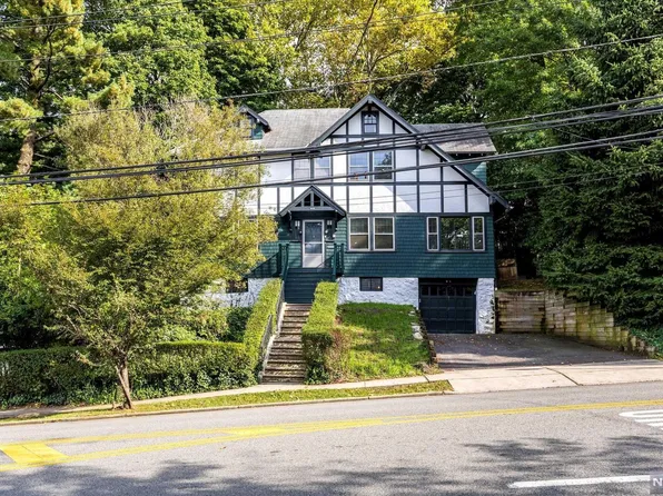 215 Glenwood Ave, Leonia, NJ 07605