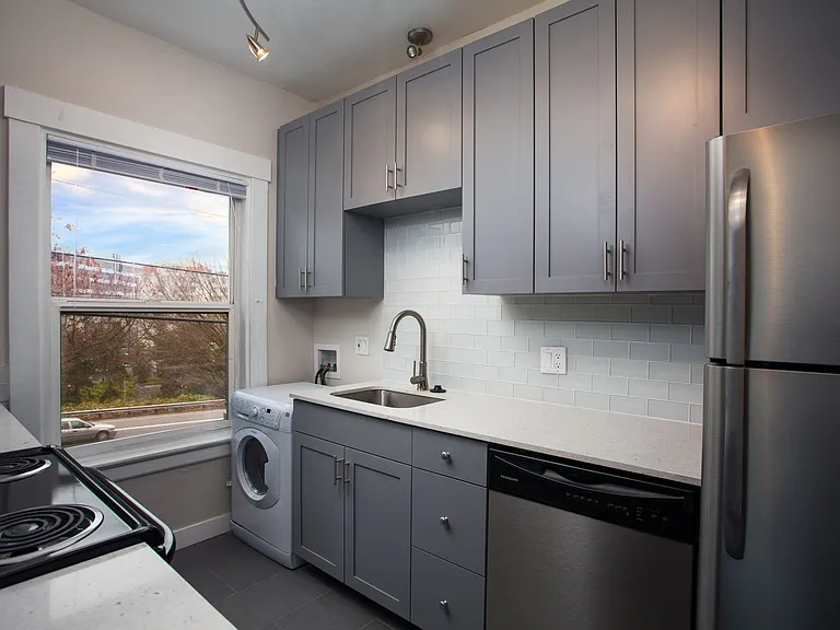 Great Location with Full Washer and Dryer in Unit and Full Kitchen! — Photo 58