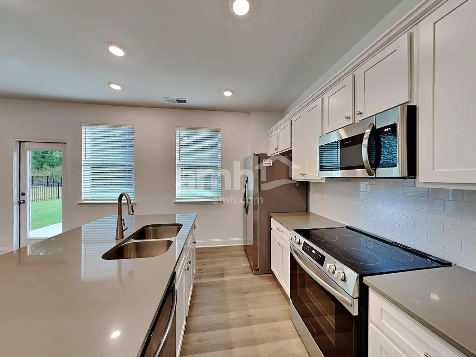 3 bed, 2.5 bath, 1685 sqft, $2,315 — Photo 3