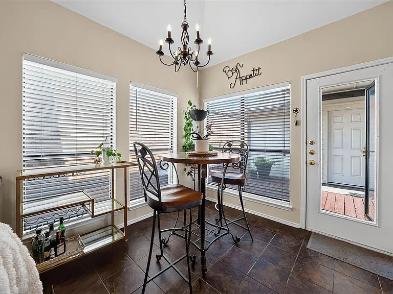6015 Homestead Ct — Photo 9