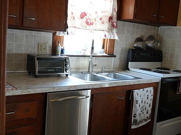4th image of 608 E Maple St