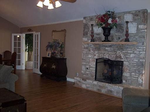 4th image of 2115 OAK CREEK DR