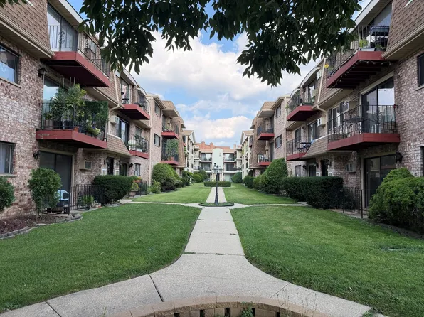 5303 N Delphia Ave APT 304, Chicago, IL 60656